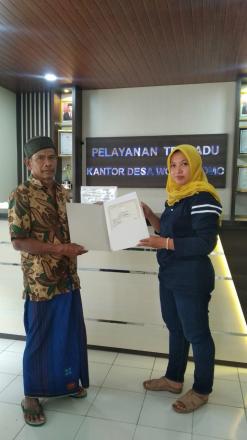 Penyerahan Akta Kematian NY Karto Pawiro oleh Register Desa Wonokromo